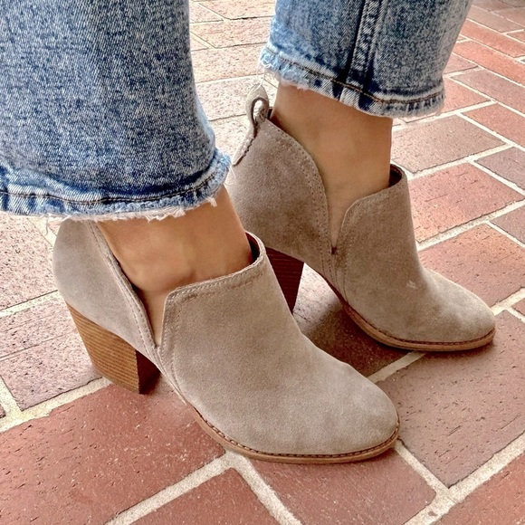 Jeffrey Campbell Rosalee Booties Block Heel Ankle Boots Gray Taupe Suede Size 7 - Picture 4 of 16